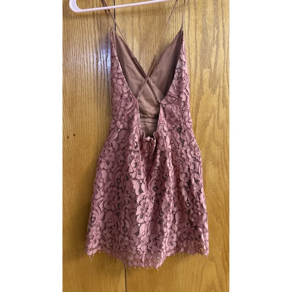 REVOLVE Lovers + Friends Lace Dress Sz XS Blush Pink‎ V Neck Spaghetti Strap